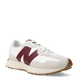 Championes urbanos New Balance modelo 327, con diseño retro inspirado en los años 70. Presentan una combinación de colores blanco, gris y bordó, con el logo 'N' lateral en contraste y suela de goma con relieve extendido hacia el talón.