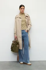 Musculosa blanca de algodón con cuello alto y sisas amplias.