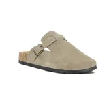 Zueco de gamuza color taupe con diseño de una tira ajustable mediante hebilla metálica lateral. Presenta una base de corcho natural y suela de goma negra antideslizante.