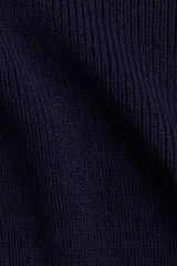 Top de punto acanalado en color azul marino, con cuello redondo, mangas cortas abullonadas y terminaciones acanaladas en puños y ruedo.