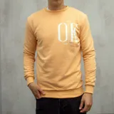 Buzo color naranja con estampa frontal de la frase "It's OK, don't worry" en color blanco.