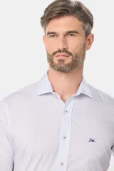 Camisa de manga larga con diseño estampado de microfiguras en tonos celestes sobre fondo blanco, corte slim fit, cuello camisero clásico y logotipo bordado en el pecho.