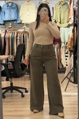 Pantalon sastrero de corte recto y tiro alto, color marrón con diseño de rayas verticales finas. Cuenta con cierre frontal con botón y bolsillos laterales.