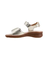 Sandalias de cuero con acabado metalizado dorado, diseño de dos tiras con cierre de velcro ajustable, plantilla acolchada y suela de goma texturizada en tono marrón.