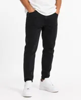 Jean skinny negro de corte ajustado, con elasticidad, bolsillos clásicos y cierre frontal con botón y cremallera.