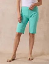 Bermuda color beige de gabardina elastizada, marca Ruby Rd. Tiene pretina ancha elastizada, bolsillos simulados en la parte delantera y bolsillos aplicados en la parte trasera.