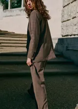 Pantalón de vestir wide leg color marrón con estampado de cuadros, tiro alto, trabillas para cinto, pinzas delanteras y bolsillos laterales.