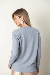 Sweater color crema con textura en relieve de líneas y flores.