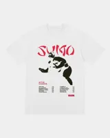 Remera blanca de manga corta y cuello redondo, con estampa frontal inspirada en la banda Sumo y su álbum After Chabón en colores negro y rojo.