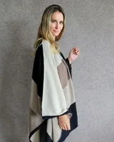 Ruana de lana con diseño a rayas horizontales en tonos beige y marrón.