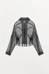 Corset tipo bomber de la colección Zara Woman, confeccionado en hilatura con mezcla de viscosa transparente, con cuello subido, manga larga y varillas interiores que definen la estructura. Cuenta con cierre frontal mediante ganchos metálicos.