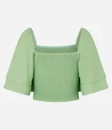 Blusa corta color verde claro con escote cuadrado y mangas cortas godê. Posee cuerpo en lastex, proporcionando un toque texturizado.