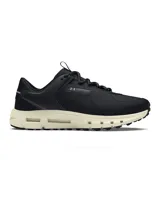 Championes Under Armour modelo Summit Trek, con diseño inspirado en los años 90. Presentan una parte superior de malla ligera en color negro con superposiciones sintéticas, mediasuela de doble densidad en tono crema y suela de goma con tacos para mayor tracción.