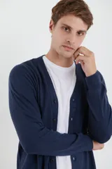 Cardigan de punto con escote en V, cierre frontal con botones y mangas largas. Presenta un diseño clásico con acabado suave al tacto.