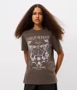 Remera de algodón con acabado lavado stone wash, cuello redondo y manga corta. Presenta una estampa frontal mística con diseño de mariposa, flores y lettering Fate of Midnight.
