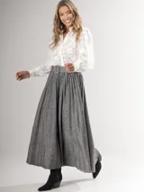 Falda larga marrón con diseño tableado y cinturón con hebilla forrada.