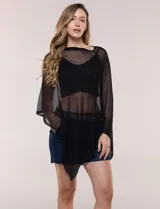 Poncho liviano de tejido de punto fino calado, color blanco, con silueta asimétrica envolvente, escote bote drapeado y mangas integradas estilo capa.