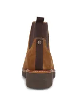 Botas acordonadas de gamuza color marrón, con suela de plataforma dentada y detalles de elástico en los laterales. Presentan ojales metálicos y cordones bicolores.