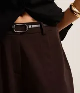 Pantalón recto color marrón chocolate, confeccionado en crepé, con trabillas en la cintura, cinturón con hebilla y pliegues.