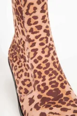 Botas texanas de caña baja con estampado animal print, punta fina y taco de 5cm.