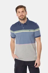 Remera polo de manga corta con diseño de franjas horizontales en tonos azul, gris, verde y detalles en rosado. Cuenta con cuello clásico y cierre frontal de botones.