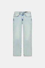 Pantalón de jean de tiro bajo y corte recto, con diseño de cinco bolsillos y cierre frontal con cremallera y botón metálico. Presenta un lavado claro.