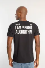Remera negra de manga corta con estampa tipográfica en la espalda que dice 'TRUST ME I AM THE RIGHT ALGORITHM'.