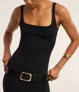 Vestido midi negro de punto roma, con escote cuadrado y corte ajustado.