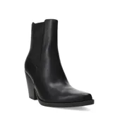 Botas de caña media Miss Carol modelo Gemini, confeccionadas en material sintético imitación cuero color negro. Presentan diseño en punta, elásticos laterales para un calce cómodo y taco cuadrado de altura media.