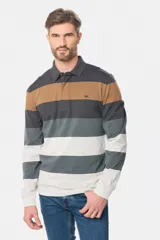 Polo de manga larga con diseño de franjas horizontales en tonos tierra, gris y blanco. Presenta cuello clásico tipo polo con cierre de botones y logo bordado en el pecho.