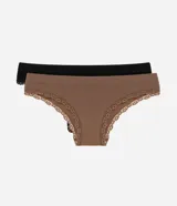 Kit de dos bombachas tipo bikini confeccionadas en poliamida texturizada sin costuras, en colores marrón y negro, con detalles de encaje en las piernas.