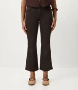 Pantalón de jean modelo cropped flare, de tiro medio, con cierre de botón y cremallera, bolsillos funcionales delanteros y traseros, y costuras reforzadas.