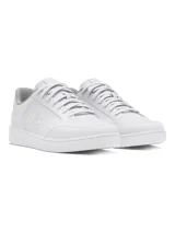 Championes Under Armour de estilo urbano, color blanco, con parte superior de cuero sintético y suela de goma al tono. Presenta el logo de la marca grabado en el lateral y cierre mediante cordones.