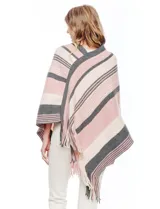 Poncho de tejido de punto, marca Barrington, con diseño de rayas diagonales en tonos rosado, blanco crema y gris oscuro. Presenta cuello en V y terminación con flecos en el ruedo.