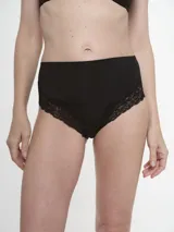 Bombacha tiro alto color beige con detalle de encaje en los laterales.