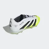 Championes de fútbol Adidas Predator Pro para terreno firme (FG), color blanco con tres franjas negras y puntera en color amarillo neón. Presentan la inscripción "PREDATOR EST. 1994" en el talón y suela con tapones transparentes.
