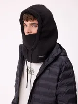 Pasamontañas de tejido tipo corderito sintético en color negro, con diseño de capucha integrada y cordones ajustables en la parte frontal.