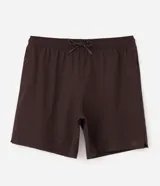 Bermuda deportiva masculina de poliéster color negro, con corte suelto y cintura elástica con cordón ajustable.