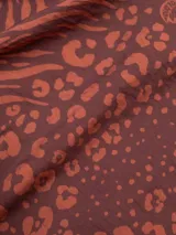 Shorts de viscosa con estampado de flores y rayas verticales, cintura elastizada, pliegues al frente y bolsillos laterales.