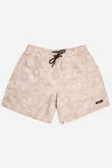 Short de baño color beige con estampado abstracto en blanco, corte oversize, cintura elástica con cordón ajustable, dos bolsillos laterales y un bolsillo trasero.