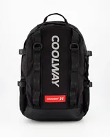 Mochila negra de tejido técnico resistente con gran capacidad (20L). Presenta un compartimento principal con cierre, funda interior y correas de hebilla de seguridad en el frente. El logo de Coolway está impreso verticalmente en blanco y en una etiqueta roja. Incluye bolsillos laterales de malla.