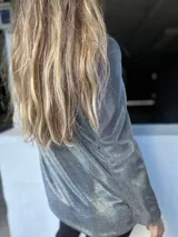 Blazer plateado tornasolado con textura de red, de mangas largas.