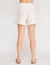 Short de lino marca Allie Rose, de tiro alto y corte holgado en color beige, con cintura elastizada y costura de nervadura vertical en el frente.