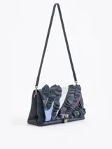 Cartera de hombro negra confeccionada en cuero vacuno, con diseño de solapa frontal decorada con volados de cuero y cierre metálico tipo candado.