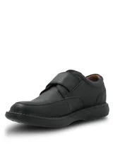 Zapato de cuero negro con textura granulada, diseño de punta redonda y ajuste mediante una tira de velcro. Cuenta con una suela de goma EVA que proporciona flexibilidad y aislamiento térmico.