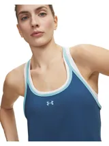 Musculosa deportiva Under Armour Vanish, color azul con ribetes en celeste y espalda estilo nadadora. Confeccionada en tejido ligero y elástico con tecnología de secado rápido y control de olores.