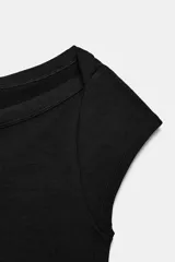Camiseta ajustada de cuello barco y manga corta, con diseño de rayas horizontales en blanco y negro.