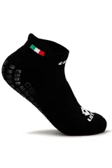 Medias soquete deportivas de color blanco marca Lotto, con suela antideslizante de goma negra, detalle de la bandera italiana en el tobillo y logo impreso en el empeine y lateral.
