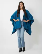 Ruana de tejido suave color azul oscuro, con vivos de ecocuero negro en los bordes.