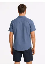 Camisa de manga corta Arrow confeccionada en mezcla de lino y algodón, color azul, con cuello solapa y cierre frontal de botones.